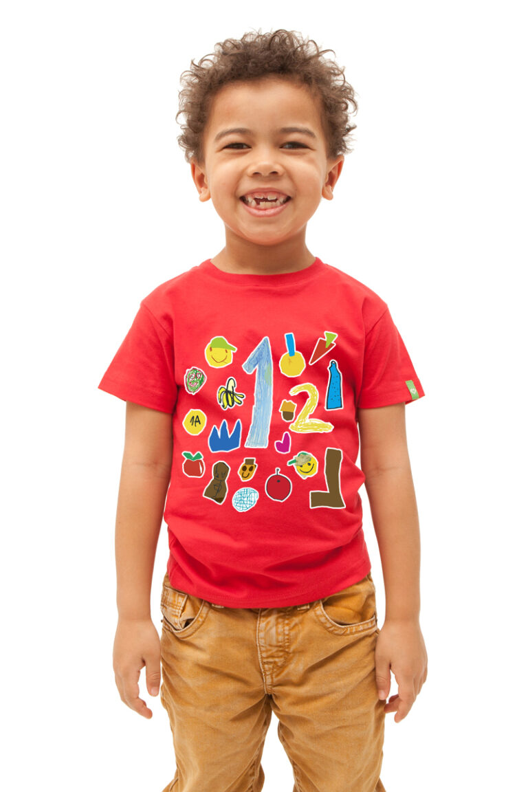 Junge im roten Kindergarten-Trikot Vorderansicht mit dem Logo des Kindergartens als Grafik