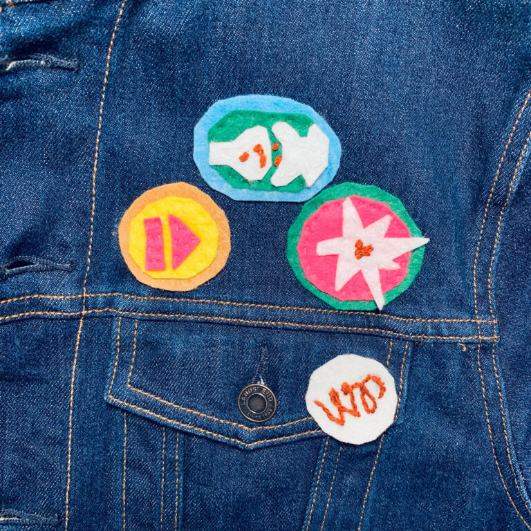 Gestickte Badges, Abzeichen Play/Pause Icon, Herzexplosion, Synapsen, Monogramm WP auf Jeansjacke