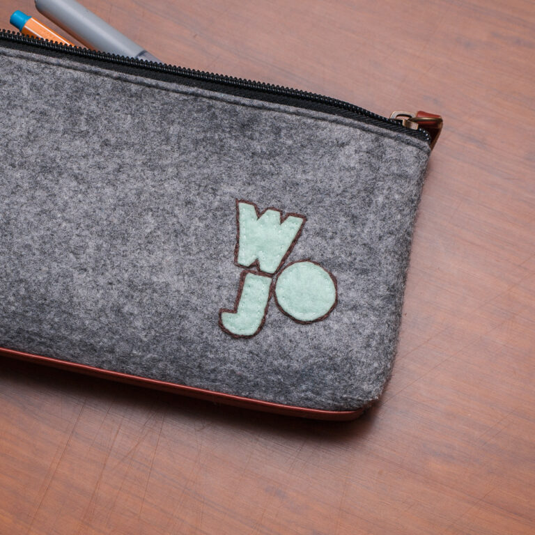 graues Federmäppchen mit aufgestickten Initialen